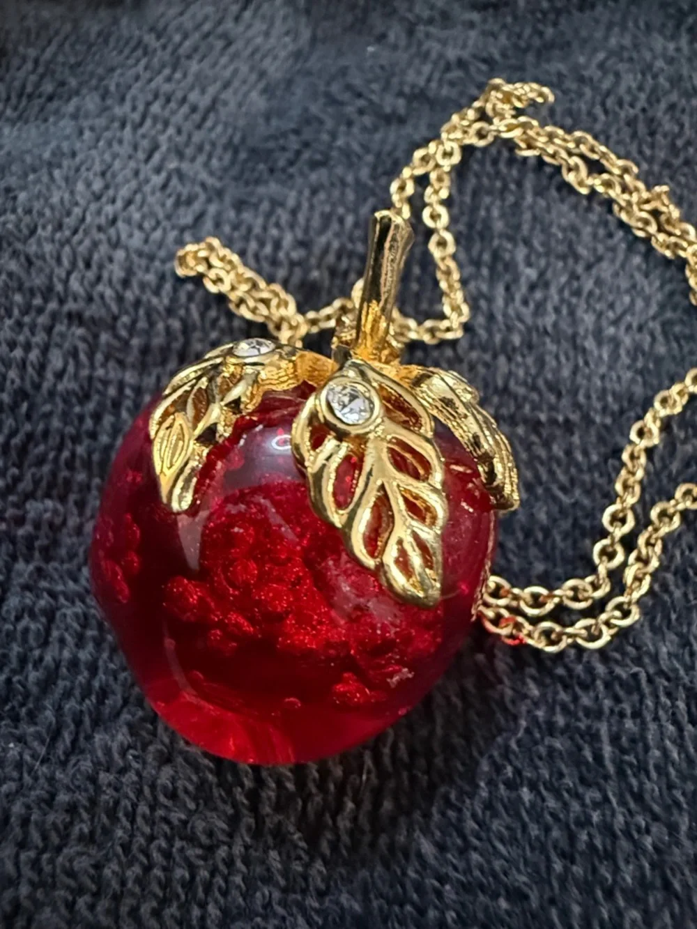 Vintage Avon Gold-Tone Red Lucite Apple Pendant Necklace - Picture 8 of 9